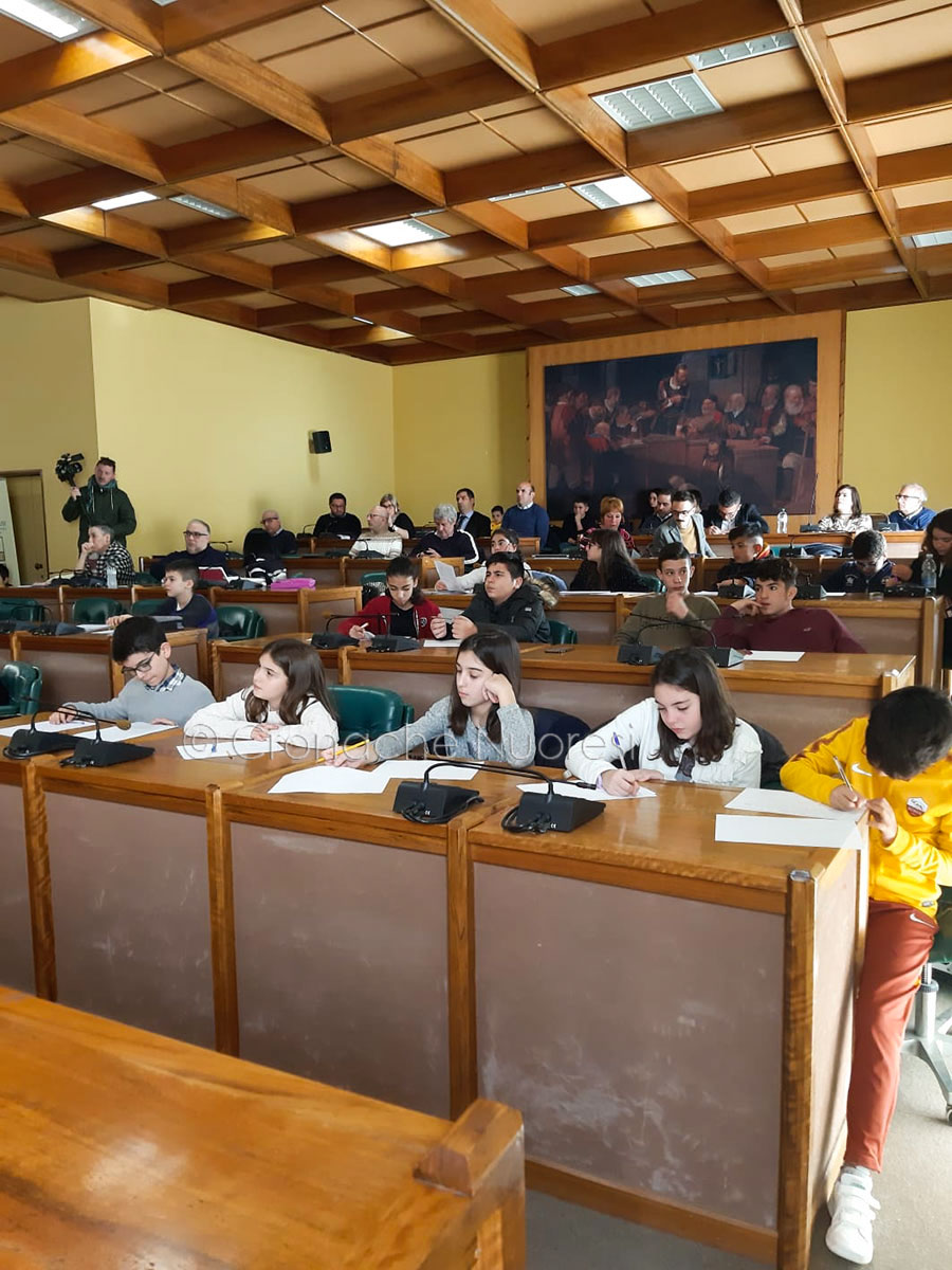 Nuoro. Il consiglio comunale davanti agli studenti conferisce la cittadinanza onoraria a Liliana Segre