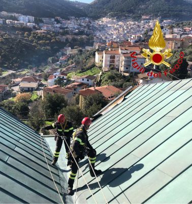 I Vigili del fuoco impegnati nella riparazione del tetto de Su Meraculu a Bitti