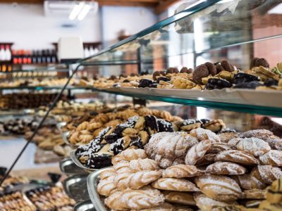 Il banco dei dolci dell'Oasi Deliziosa