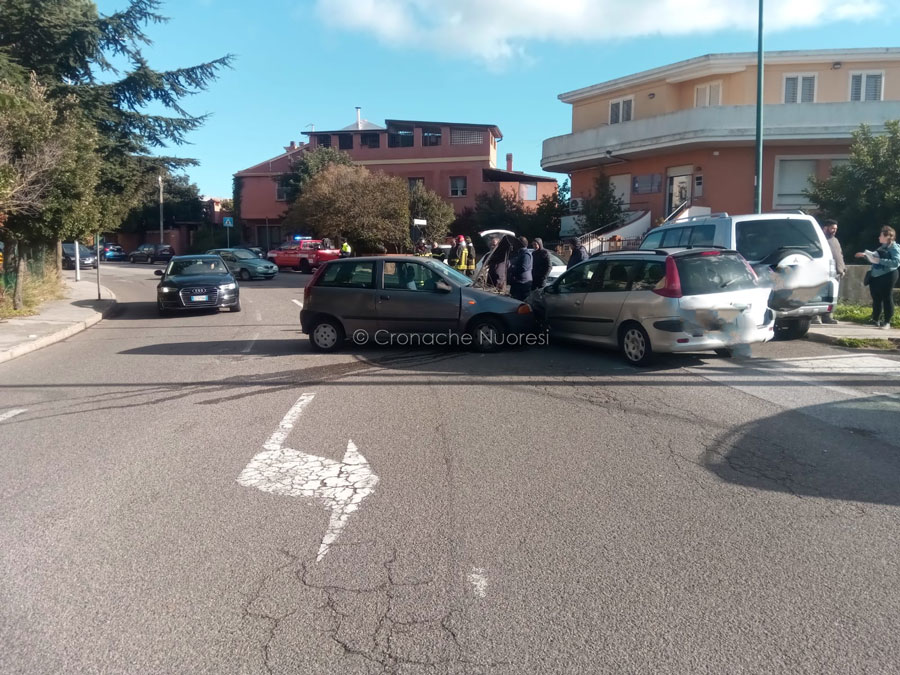 Urto tra due auto in via Costituzione: una donna in ospedale