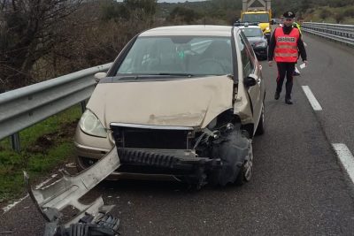 La Mercedes uscita fuori strada