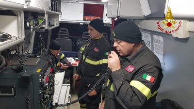 La sala operativa dei Vigili del fuoco durante le operazioni di recupero