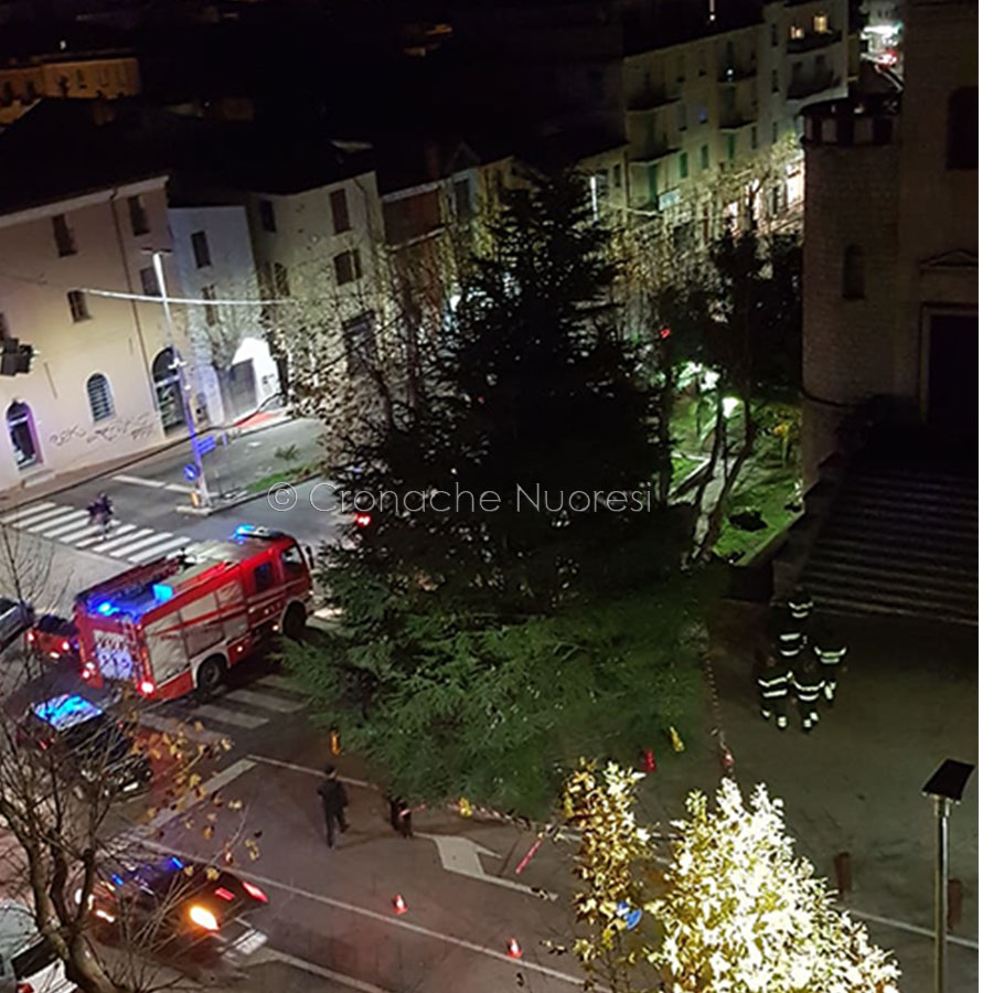 Albero di Natale di via Lamarmora: i Vigili del Fuoco intervengono per mettere in sicurezza l’impianto