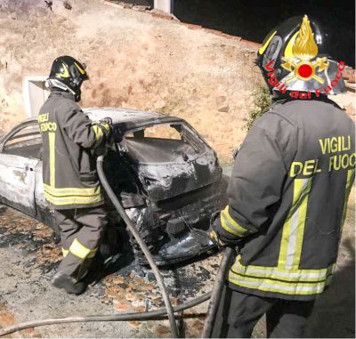 L'auto distrutta dalle fiamme