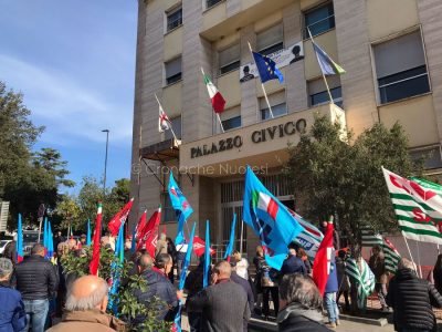 Manifestazione davanti al Municipio per le pensioni (f. S. LItarru)