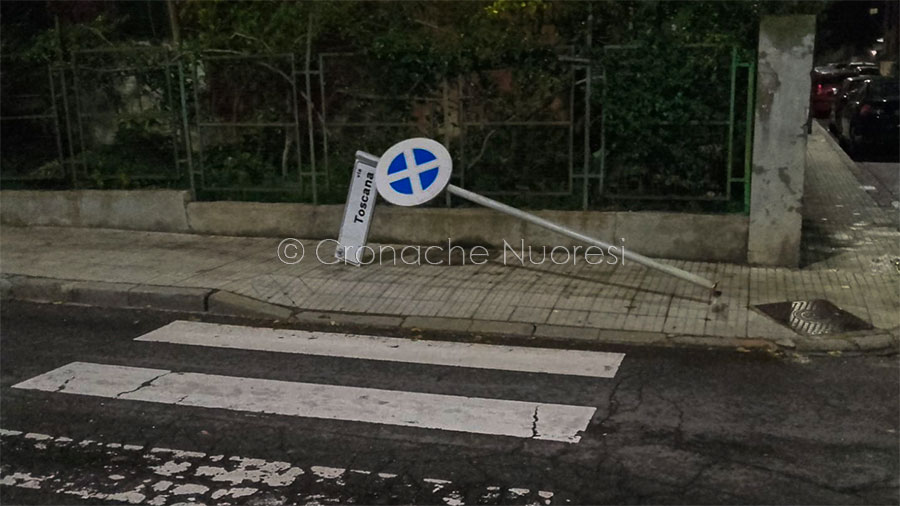 Il vento abbatte alberi, cartelli, scoperchia case nel Nuorese e in Ogliastra. A Barisardo alimenta un grande incendio