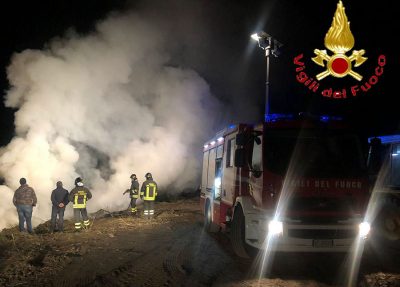 Vigili del fuoco impegnati nello spegnere le fiamme