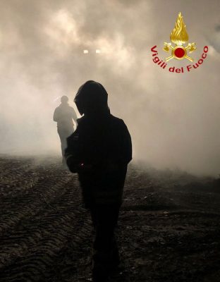 Vigili del fuoco sul luogo dell'incendio