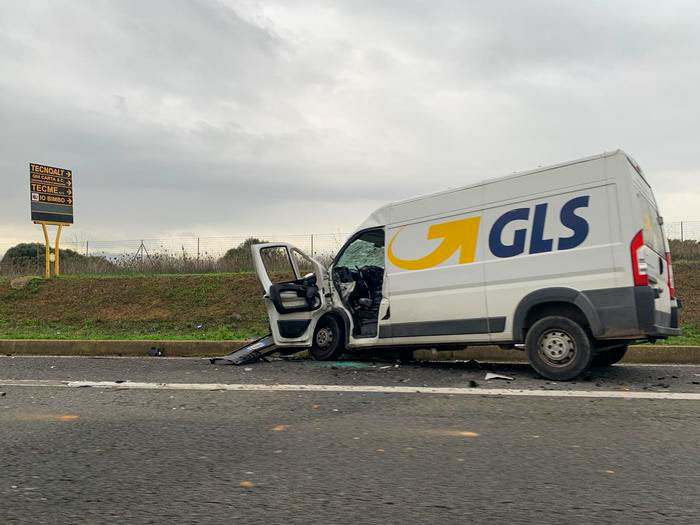 Tragico schianto sulla 131. Furgone contro trattore: muore un 48enne