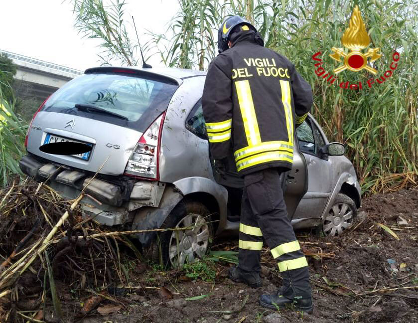 Esce fuori strada con l’auto e si schianta contro il guard rail: donna miracolosamente illesa