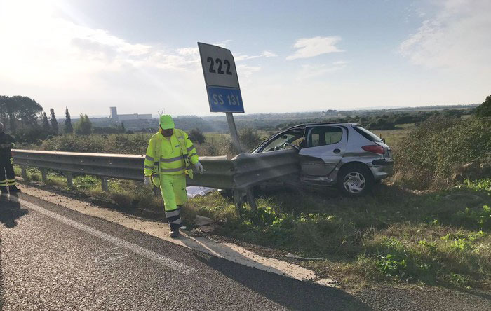 Tragedia sulla 131. Auto trafitta dal guardrail: 36enne muore sul colpo