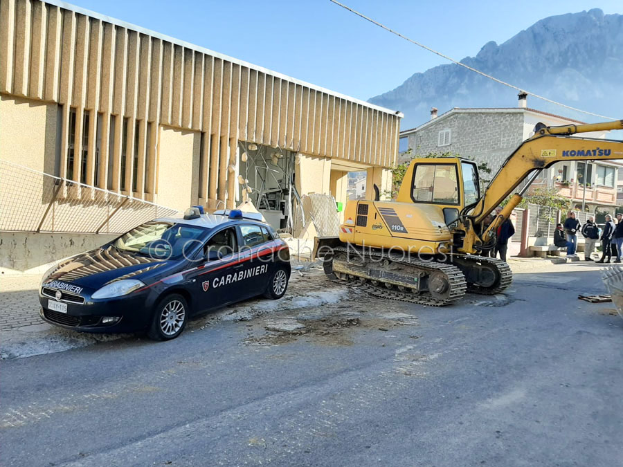 Oliena: assalto in piena notte con l’escavatore al bancomat delle Poste