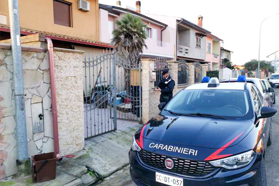 Attentato ai danni di un allevatore: ordigno esplode davanti al portone di casa