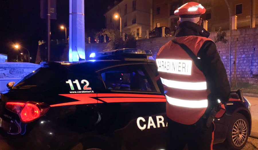 Danneggia un auto a colpi di arma da fuoco la notte di Capodanno: scatta la denuncia