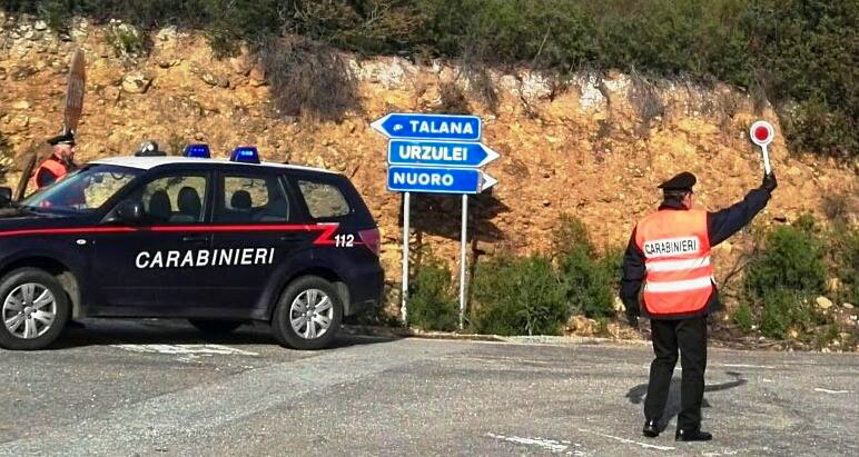 Spari contro un auto nella notte di Capodanno: indagano i Carabinieri