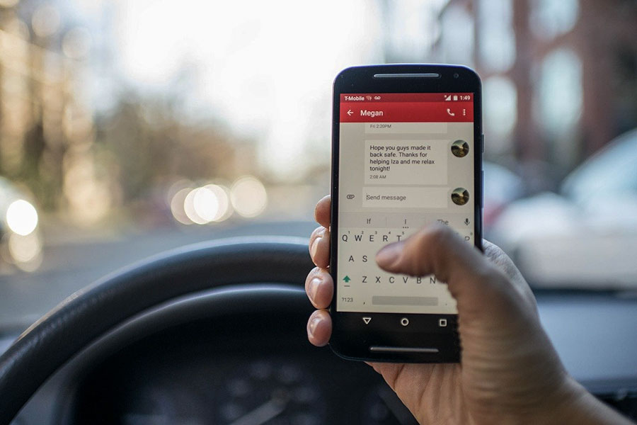 L’uso del cellulare alla guida è la prima causa di incidenti nel Nuorese