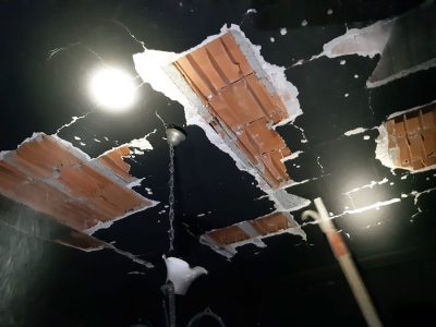 Dettaglio del soffitto dell'abitazione andata a fuoco