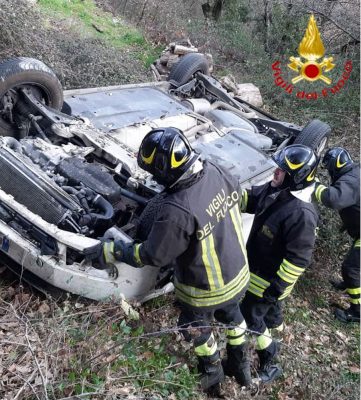 I Vigili del Fuoco mentre eseguono le operazioni di soccorso