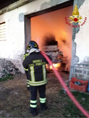 Un Vigile del fuoco sul luogo dell'incendio