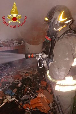 Un Vigile del fuoco sul luogo dell'incendio