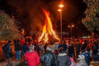 Il fuoco di Sant'Antonio ai Giardini di pizza V.Emanuele (foto S.Novellu)