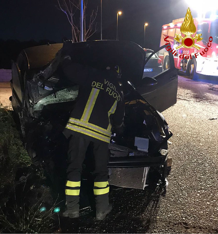 Oliena. Si schiantano contro un muro con la Golf nella zona industriale: due giovani in ospedale