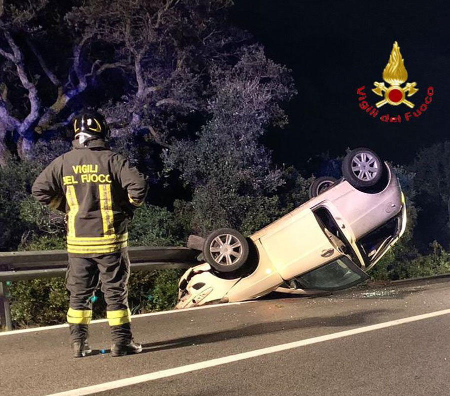 San Teodoro. Nell’evitare una volpe esce di strada e si ribalta: ferita una 31enne