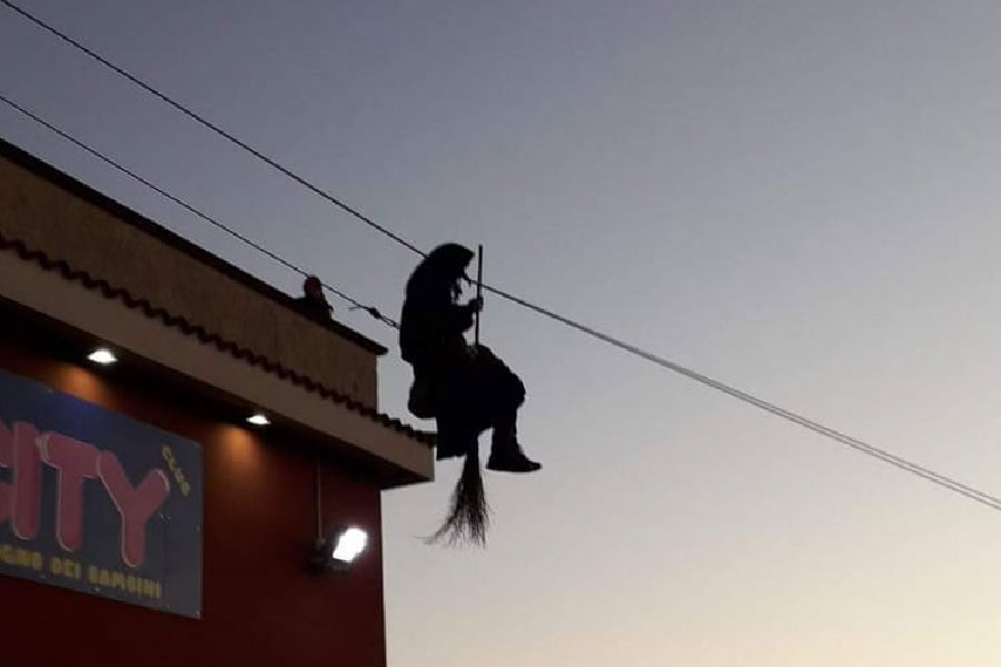 Nuoro. I bambini salutano la VABBefana scortata dai volontari della Protezione Civile