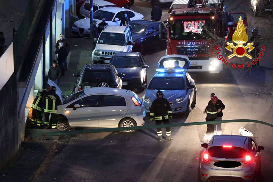 Perde il controllo dell’auto e si schianta contro un palo: illesa