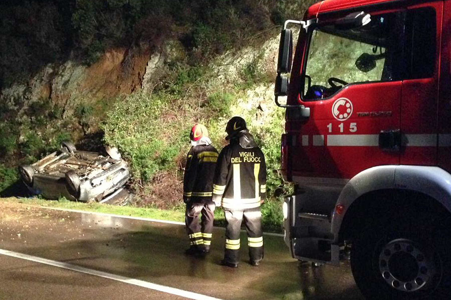 Escono di strada e si ribaltano in cunetta: ferite due donne e un ragazzo