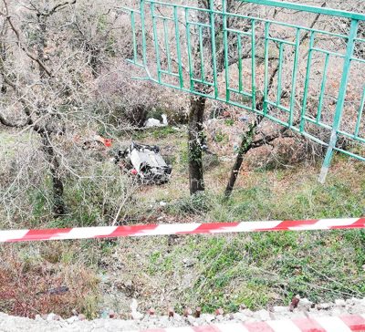 L'auto precipitata nella scarpata
