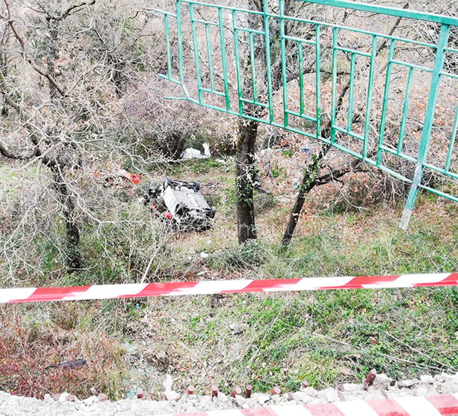 Precipita per 15 metri con  l’auto in una scarpata:  illeso per miracolo