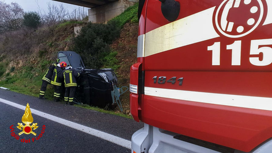 Perde il controllo dell’auto e si ribalta in cunetta