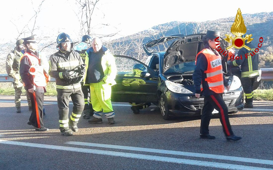 Nuoro. Pensionato tampona frontalmente furgone in panne e finisce al San Francesco