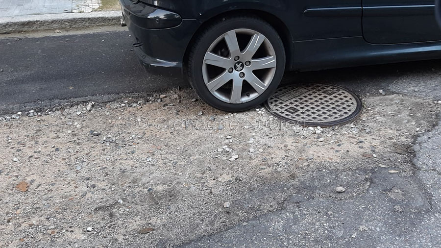 Nuoro. Strade “squarciate” e muri pericolanti: la denuncia dei residenti di Tanca Manna