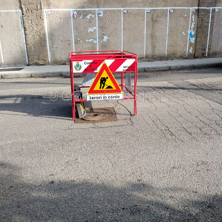 Nuoro. Incuria via Oggiano: un tombino fuori posto da mesi