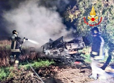 Incendio furgone con contenitori di Gpl. Alle 05.10 alla Sala Operativa è stato richiesto intervento per un incendio di un furgone carico di bombole GPL, in loc.Santa Maria la Palma. Prontamente è stata inviata squadra operativa 10A del distaccamento di Alghero. Sul posto messa in sicurezza la zona si è provveduto all'abbattimento delle fiamme scongiurando esplosioni. Presenti forze dell'ordine per quanto loro di competenza. Le cause dell'incendio sono al vaglio delle autorità