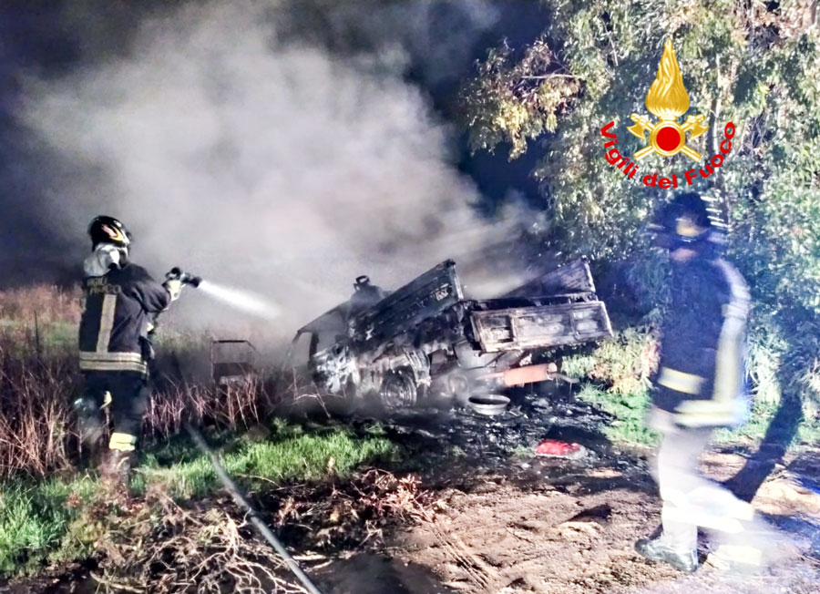 Momenti di panico ad Alghero: prende fuoco il furgone pieno di bombole GPL