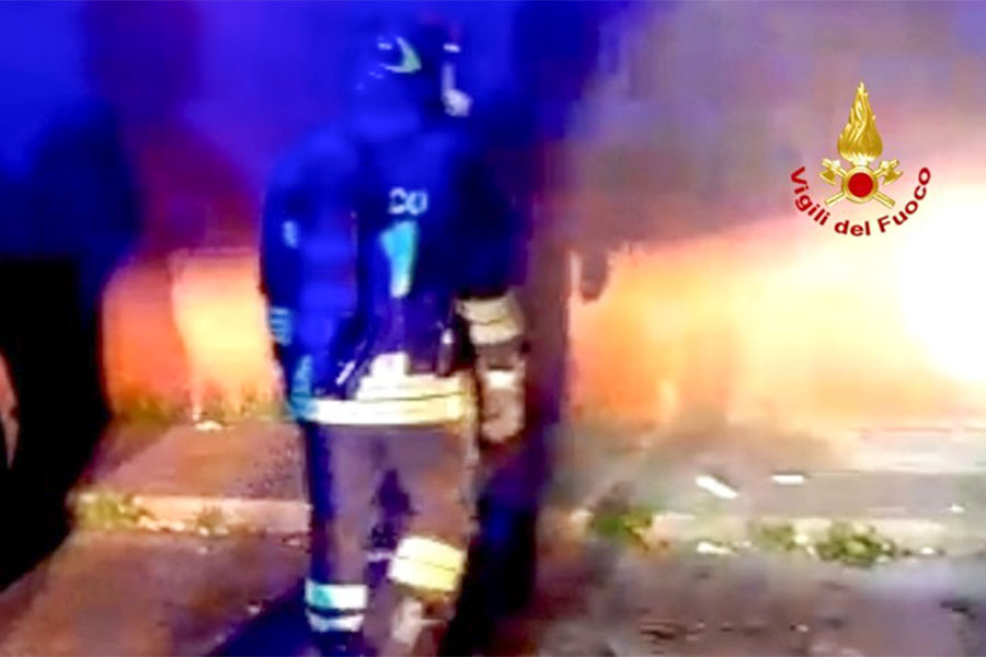 Incendi nella notte: a fuoco auto, cassonetti e rifiuti