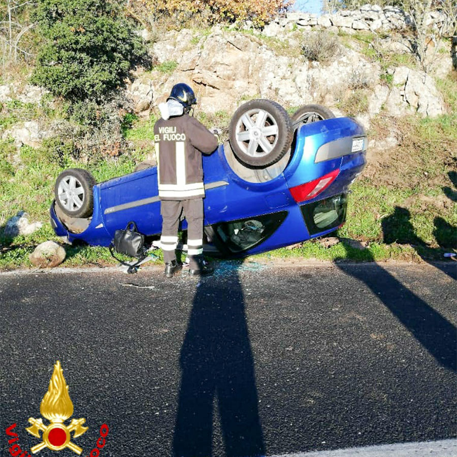 Auto si ribalta in curva: due feriti, uno trasportato in elisoccorso