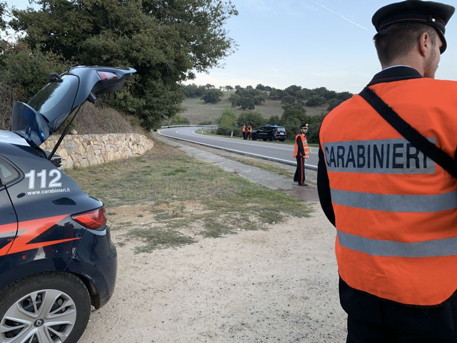 Ritrovati trattore rubato e bossoli: indagini in corso