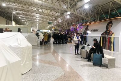 I passeggeri fatti scendere dall'aereo che ha avuto il guasto