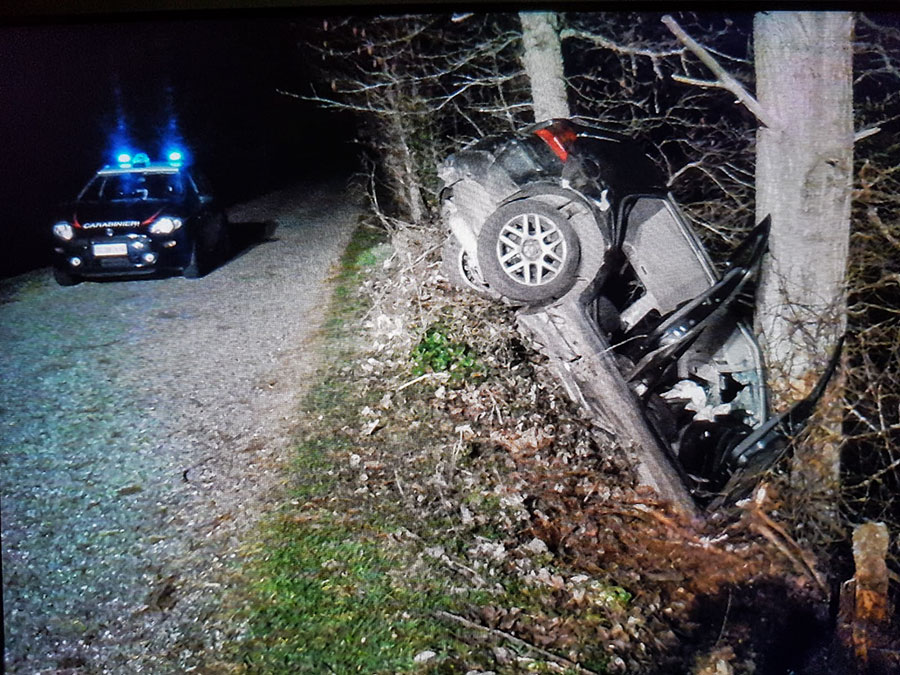 Perdono il controllo della Golf, che si ribalta e si schianta contro gli alberi: tre feriti al San Francesco