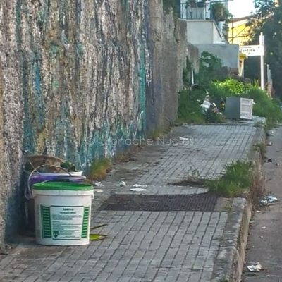 Alcuni dei rifiuti abbandonati in via Martiri della Libertà