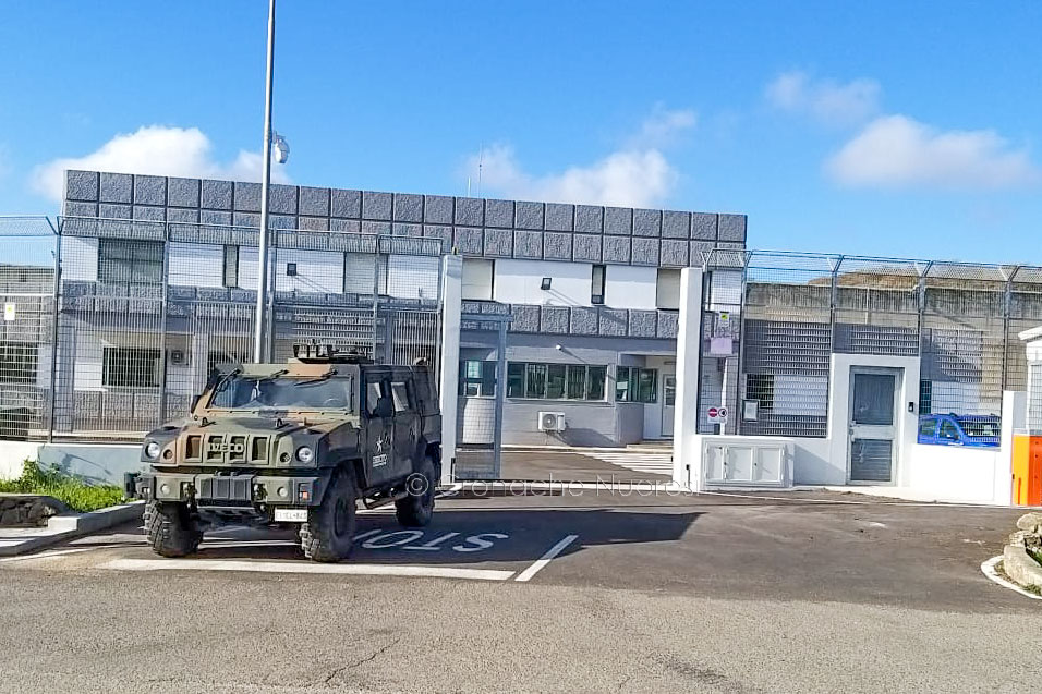 Macomer. Asce Onlus: ” Niente beni di prima necessità e schede telefoniche per i migranti del CPR”