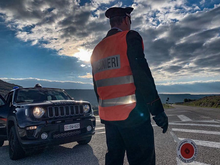 Perde l’equilibrio e precipita con la moto in una scarpata: 50enne tratto in salvo dai Carabinieri