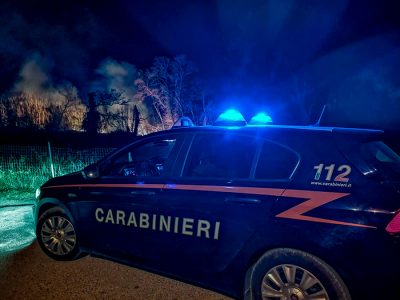 Carabinieri nei pressi dell'incendio