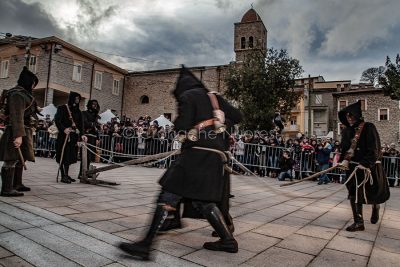 Esibizione dei Thurpos di Orotelli a Ollolai (© foto S.Novellu)
