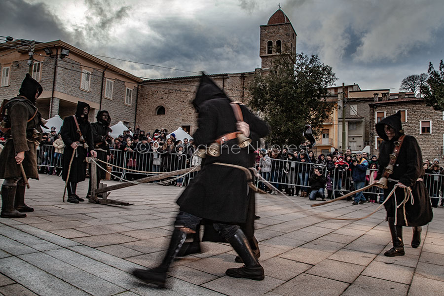 I riti propiziatori e dionisiaci evocati dalla maschera de Sos Thurpos