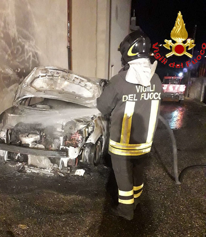 Attentato incendiario nella notte: a fuoco l’auto di una casalinga